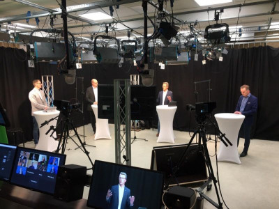 Moderator Henning Fietze mit Axel Schulz, Frank Bösenkötter und Claus C. Glüer im Studio des OKSH